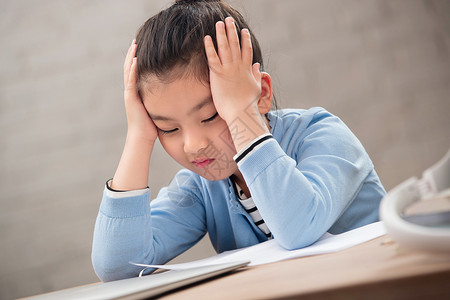 小学生疲惫疲惫的小学女生背景