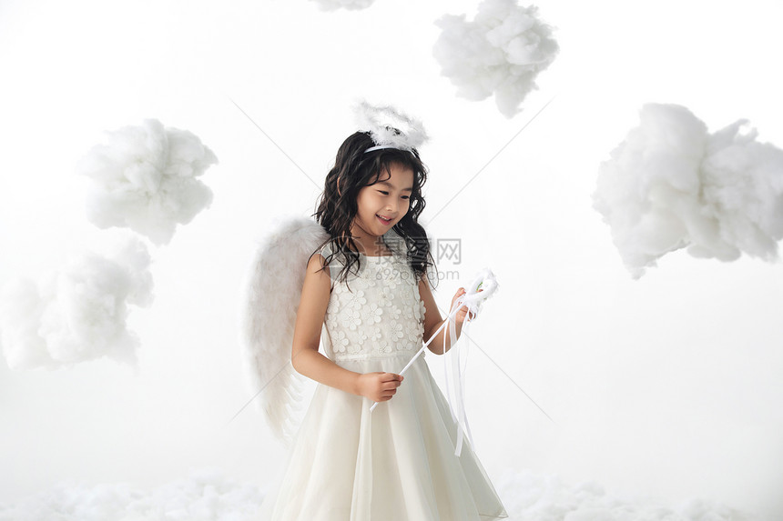 彩色图片表现积极仅一个女孩天使装扮的快乐小女孩图片