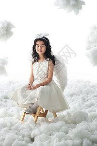 仙女漂亮的生长坐着玩耍的快乐小天使图片