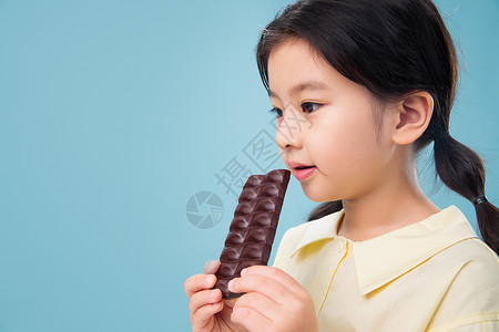 享乐6岁到7岁乐趣吃巧克力的小女孩图片
