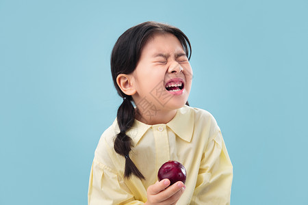 维生素生长吃水果的小女孩高清图片