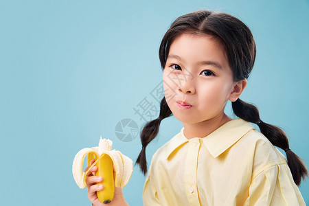 吃香蕉的小女孩图片