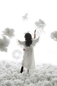 裙子儿童云拿着魔法棒的小天使背影图片