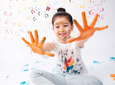 油漆试色儿童天真表现积极手上涂满颜料的小女孩背景