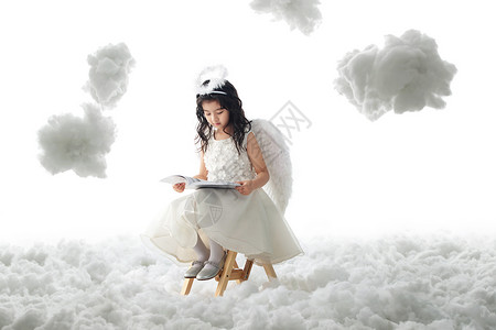 装扮表现积极仙女坐在梯子上看书的小天使图片
