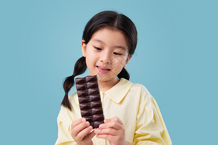 彩色图片甜食图片视觉效果吃巧克力的小女孩图片