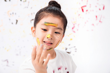 油漆痕迹童年幸福纯洁脸上涂满颜料的小女孩背景