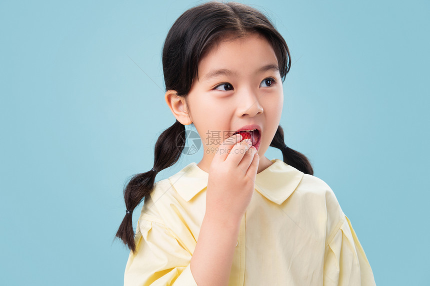 户内欢乐享乐吃香蕉的小女孩图片