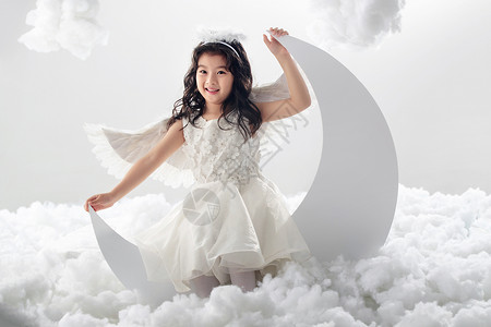 圆盘装饰头饰东方人人坐在月亮上的快乐小天使背景