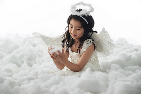 表现积极6岁到7岁天堂快乐的小天使玩耍图片