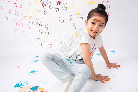 手掌影棚拍摄指画手上涂满颜料画画的小女孩背景图片