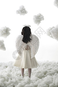 纯洁羽毛装饰纯洁儿童可爱的天使装扮的小女孩玩耍背景