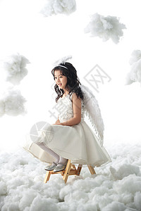 可爱的户内亚洲坐着玩耍的快乐小天使图片