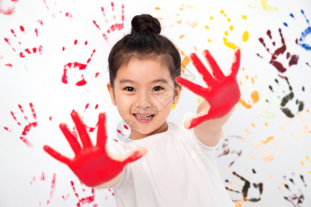 油漆效果图片视觉效果柔和放松手上涂满颜料的小女孩背景