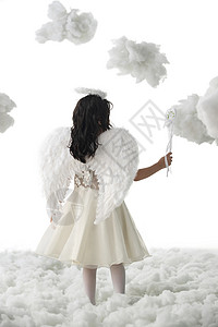 纯洁玩耍站着天使装扮的小女孩背影图片