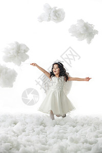 仅儿童亚洲垂直构图天使装扮的快乐小女孩图片