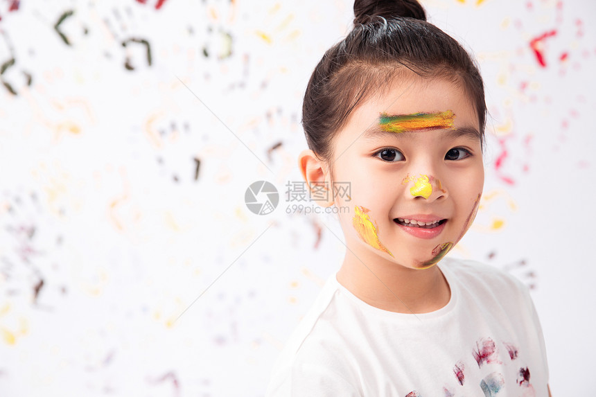 童年成长高兴脸上涂满颜料的小女孩图片