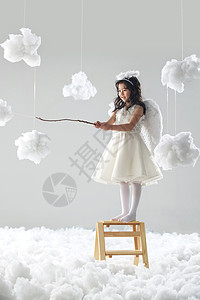 东亚漂亮的虚构站着梯子上的快乐小女孩高清图片
