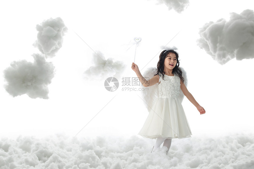 柔和虚构笑天使装扮的快乐小女孩图片