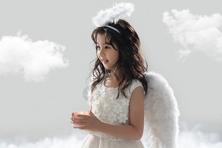 火的翅膀素材不看镜头儿童站着拿着蜡烛的可爱小天使背景
