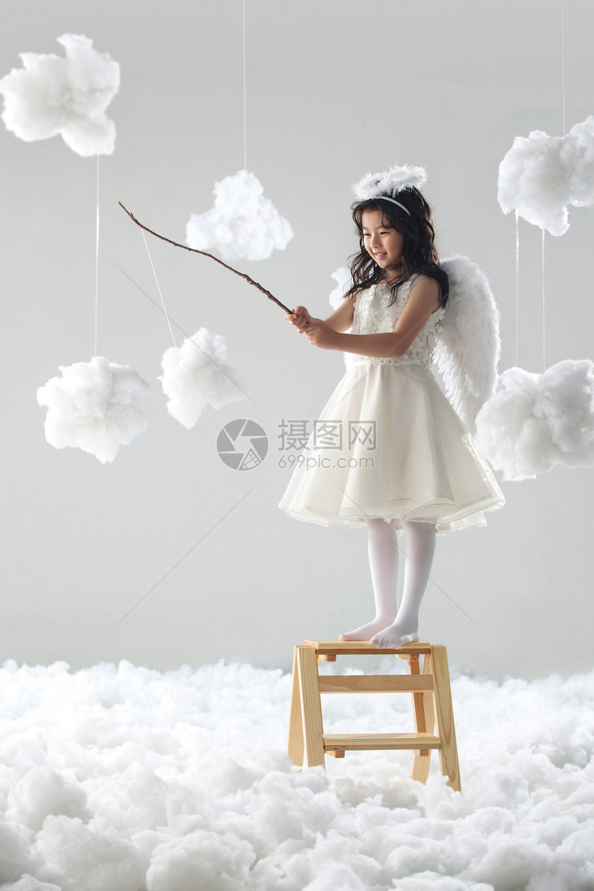 白昼童年翅膀站着梯子上的快乐小女孩图片