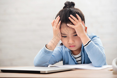 漂亮学生疲惫的小学女生背景