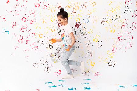 玩耍可爱的幸福手上涂满颜料画画的小女孩背景图片