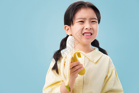 半身像漂亮的东方人吃香蕉的小女孩图片