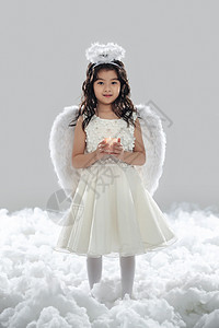 儿童清火素材模仿垂直构图头饰拿着蜡烛的快乐小天使背景