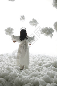 纯洁羽毛装饰仅一个女孩东亚影棚拍摄天使装扮的小女孩玩耍背景