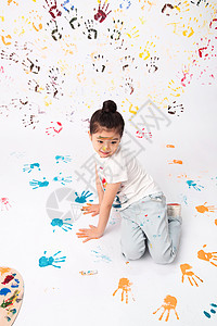 创造力手掌休闲装手上涂满颜料的小女孩图片