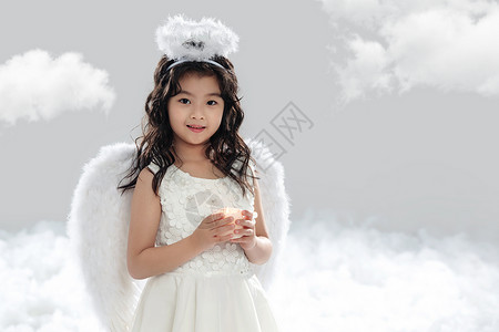 火的翅膀素材摄影彩色图片拿着蜡烛的快乐小天使背景