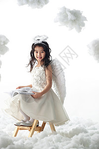 玩耍头饰6岁到7岁坐在梯子上看书的小天使图片