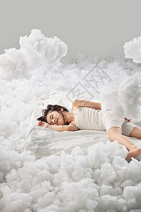 闭上眼睛摄影纯洁可爱的小女孩躺在云朵上高清图片