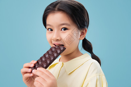 表现积极仅一个女孩东亚吃巧克力的小女孩图片