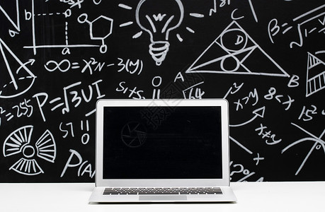 数学名词概念黑板上的粉笔画和笔记本电脑背景
