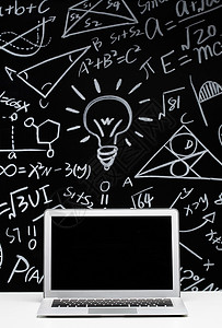 科技教育插画黑板上的粉笔画和笔记本电脑背景