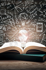 智力灯泡黑板画前打开的书和发光的灯泡背景