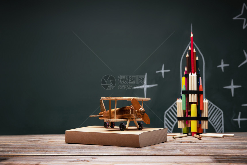 文具创意火箭和桌子上的模型飞机图片