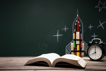 火箭铅笔组合文具创意火箭和桌子上的书背景