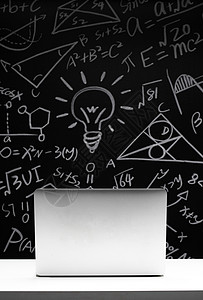 科技教育插画黑板上的粉笔画和笔记本电脑背景