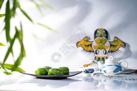 小吃朴子粿元素竹叶旁的风筝茶具和青团背景