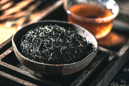 茶艺摄影图海报红茶摄影精神振作一杯茶和茶叶背景