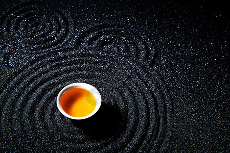 元素杯子东亚黑色背景下的一杯茶图片