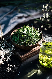 绿茶饮料制品传统文化一杯绿茶和茶叶背景