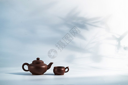 竹子阴影下的茶壶图片