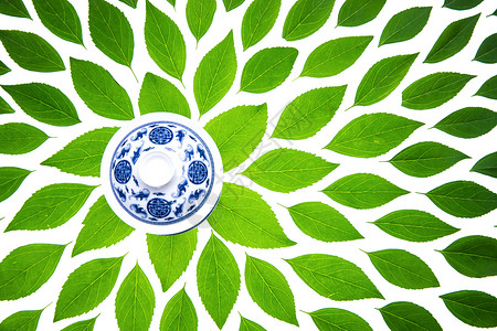 瓷纹理热饮绿色的茶叶和青花瓷茶杯背景