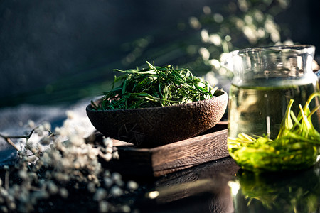 玻璃杯元素饮食文化元素一杯绿茶和茶叶背景