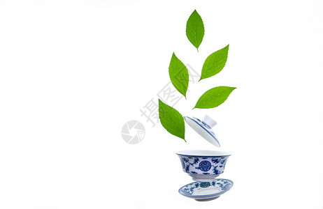 茶叶纹理绿色的茶叶和青花瓷茶杯背景