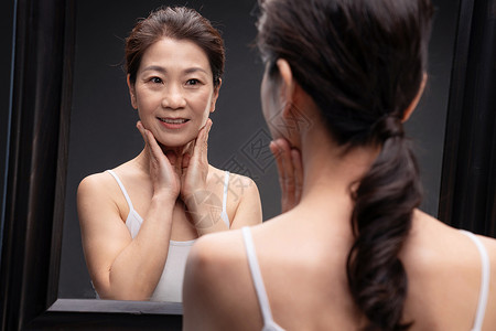 自信中年女人做面部护理图片